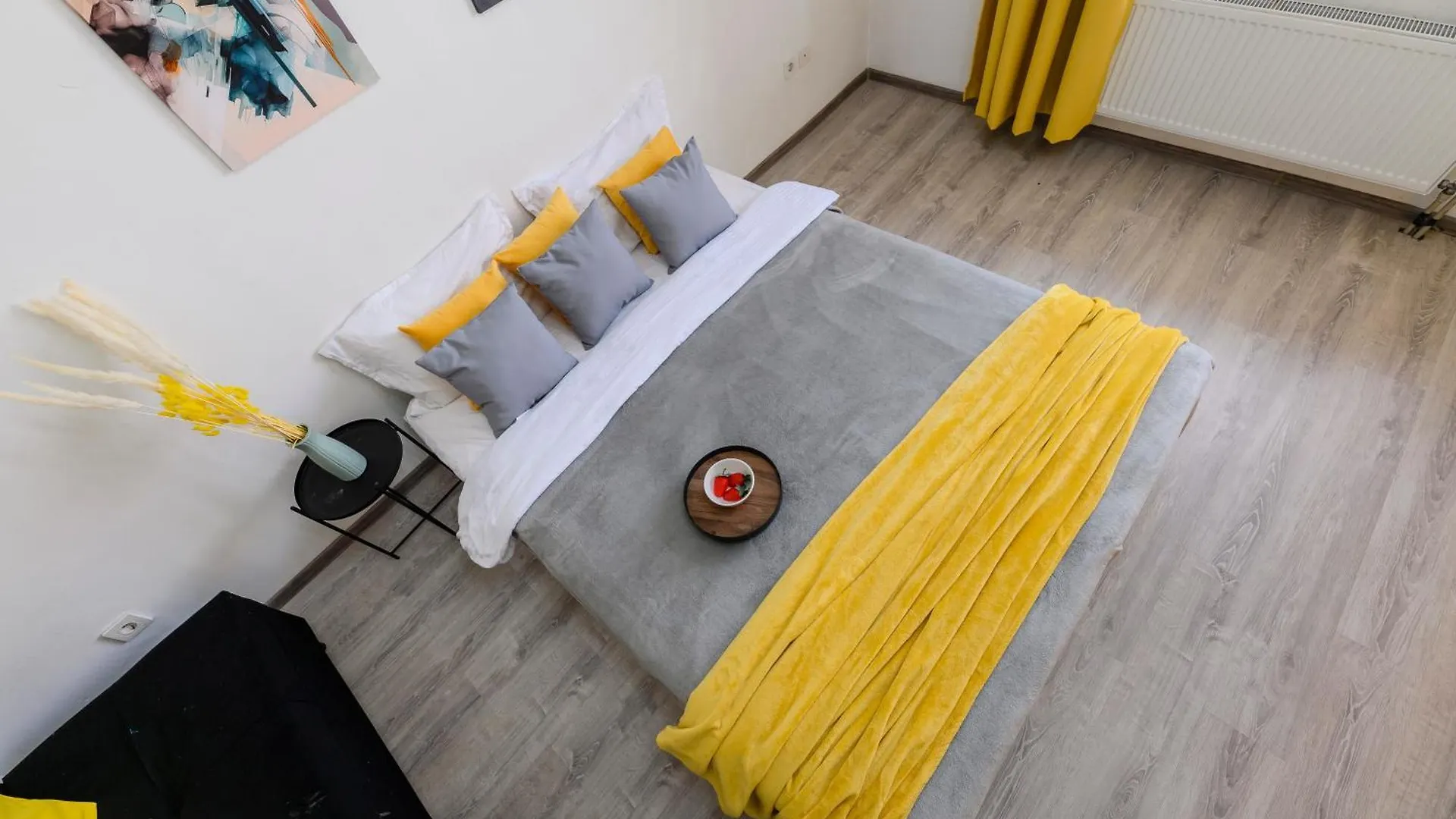 Большая Квартира На 8-9 Человек, С Красивым Видом 47 Almaty Apartment