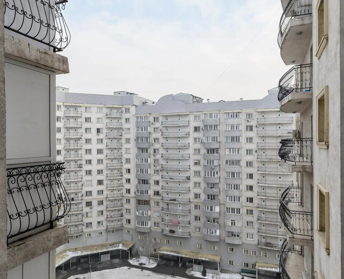 Большая Квартира На 8-9 Человек, С Красивым Видом 47 Almaty Apartment