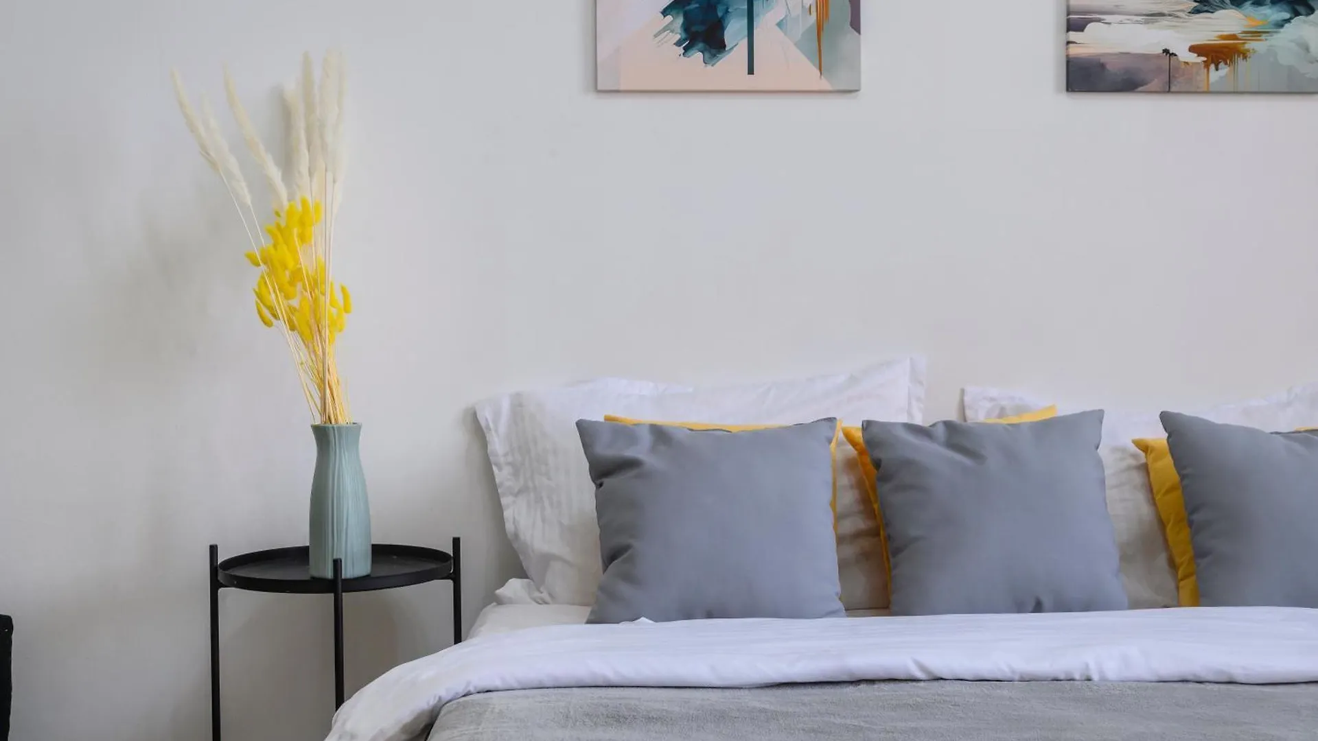 Большая Квартира На 8-9 Человек, С Красивым Видом 47 Almaty Apartment